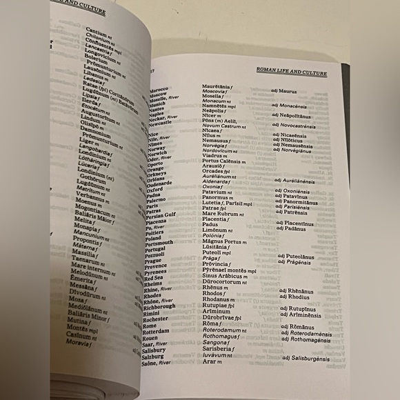 COLLINS LATIN CONCISE DICTIONARY. - Picture 8 of 9